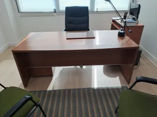 Mesa de despacho de madera maciza.