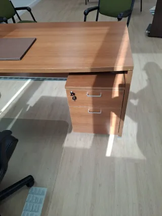 Mesa de despacho de madera maciza.
