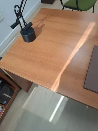 Mesa de despacho de madera maciza.