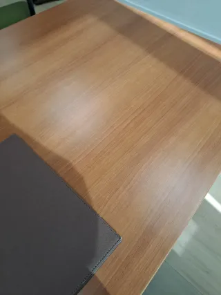 Mesa de despacho de madera maciza.