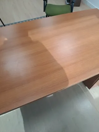 Mesa de despacho de madera maciza.