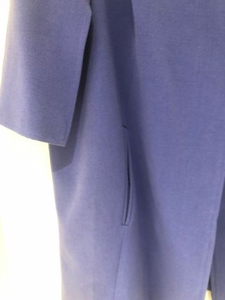 Capa azul forrada con bolsillos