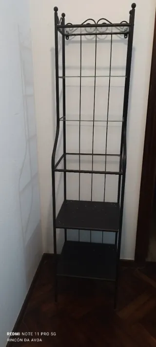 Estantería metálica con baldas de cristal