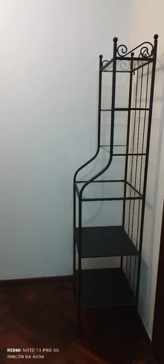 Estantería metálica con baldas de cristal