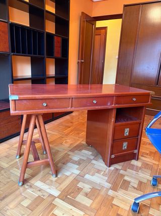 Mesa de despacho de madera y silla