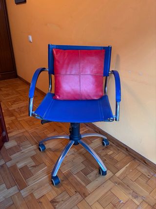 Mesa de despacho de madera y silla