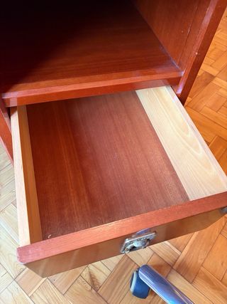 Mesa de despacho de madera y silla