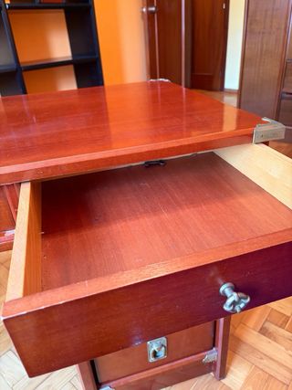 Mesa de despacho de madera y silla