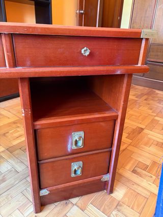 Mesa de despacho de madera y silla