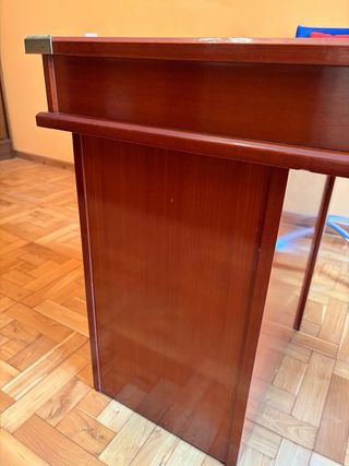Mesa de despacho de madera y silla