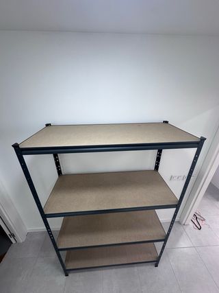 Estantería de hierro y madera