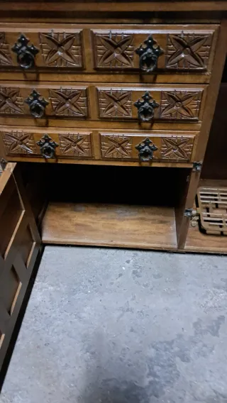 Máquina de coser antigua con mueble
