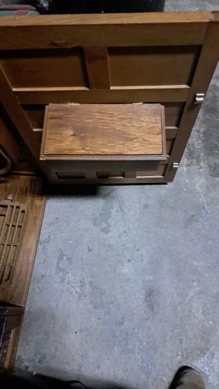 Máquina de coser antigua con mueble