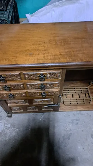 Máquina de coser antigua con mueble