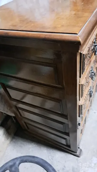 Máquina de coser antigua con mueble