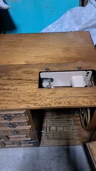 Máquina de coser antigua con mueble