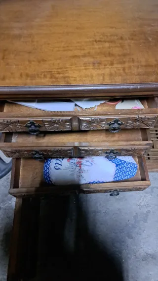 Máquina de coser antigua con mueble