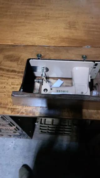 Máquina de coser antigua con mueble