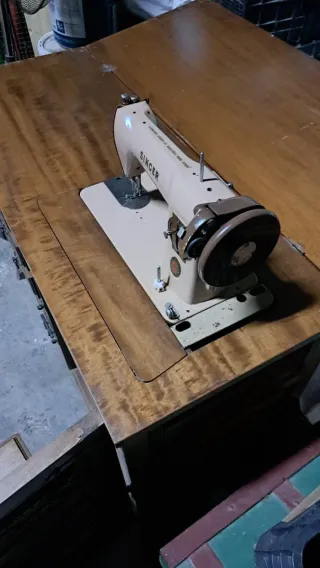 Máquina de coser antigua con mueble