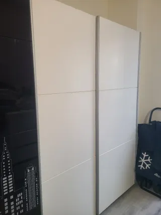 Armario blanco con puertas correderas