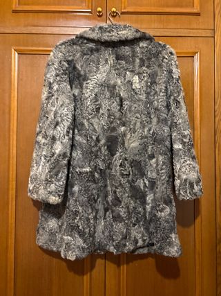 Chaquetón de Astracán Gris como una pluma. No pesa