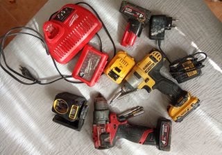 Taladros y cargadores Milwaukee y Dewalt