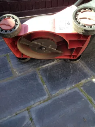 Cortacésped eléctrico rojo y negro