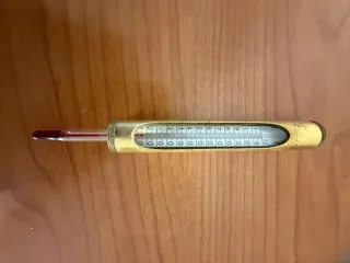 Termómetro de vidrio dorado