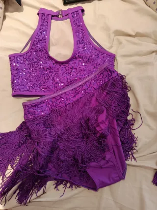 Traje de baile morado con lentejuelas y flecos