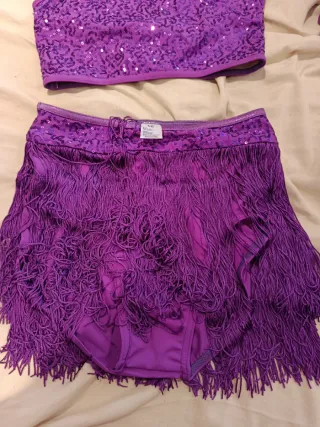 Traje de baile morado con lentejuelas y flecos