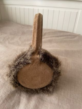 Orejeras de antelina y pelo sintético. Niña/Mujer