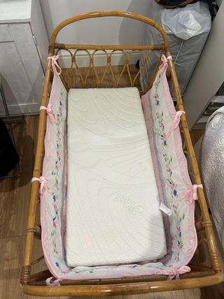 Cuna de mimbre para bebé
