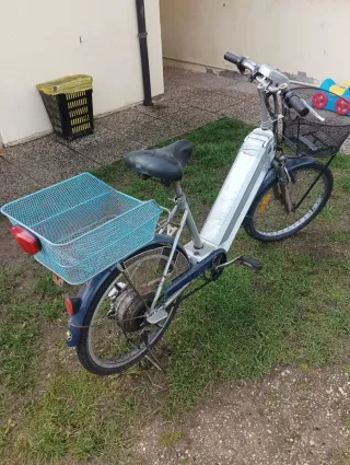 Bici elettrica grigia con cestino