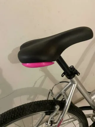 Bicicleta de montaña plateada