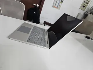 Microsoft Surface Laptop Plata go