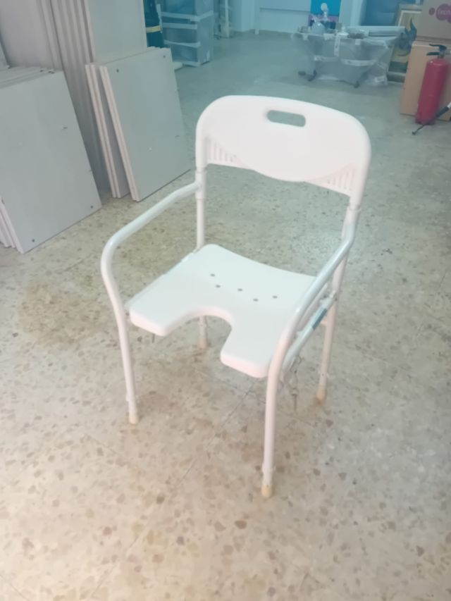 SILLA DE DUCHA BLANCA EN 20 EUROS, CARTAGENA