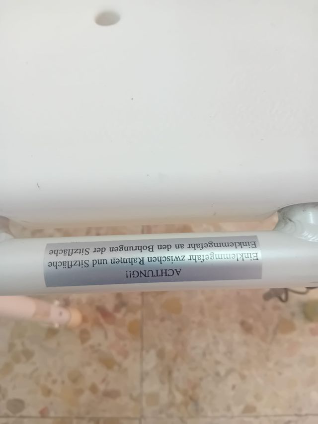 SILLA DE DUCHA BLANCA EN 20 EUROS, CARTAGENA