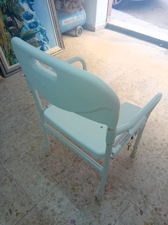 SILLA DE DUCHA BLANCA EN 20 EUROS, CARTAGENA