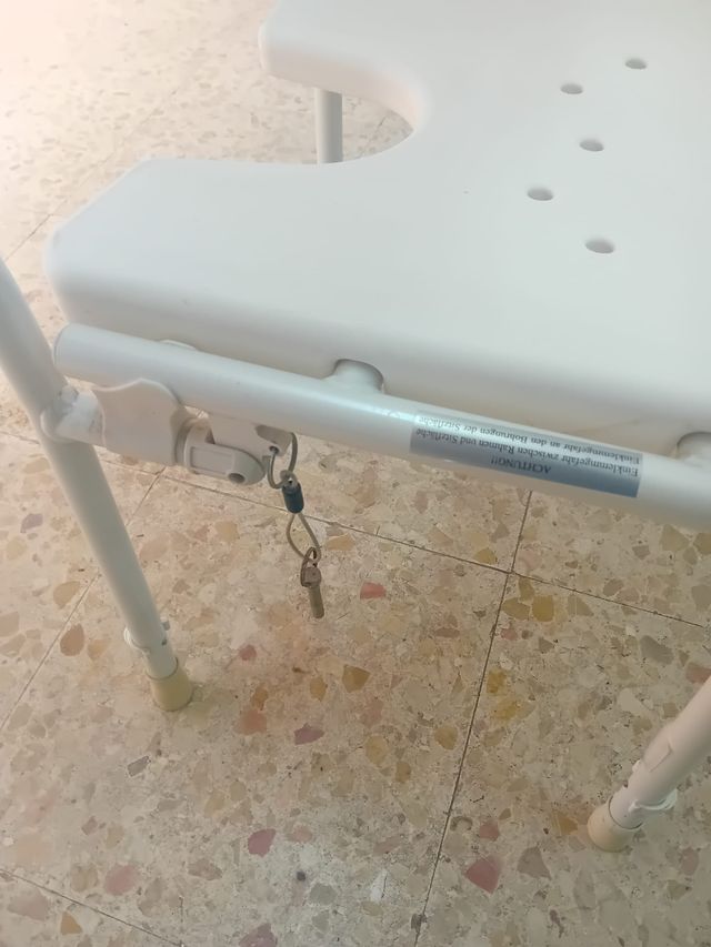 SILLA DE DUCHA BLANCA EN 20 EUROS, CARTAGENA