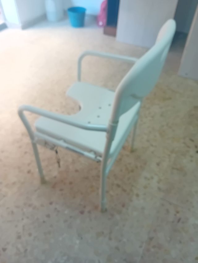 SILLA DE DUCHA BLANCA EN 20 EUROS, CARTAGENA