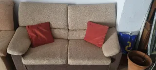 Sofá 2 plazas beige con cojines rojos