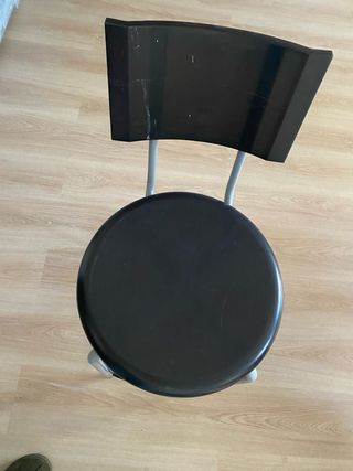 Taburete negro con base plateada