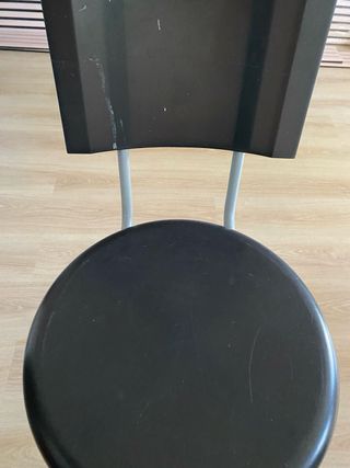 Taburete negro con base plateada