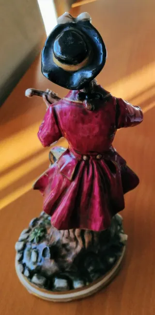 Figura antigua de porcelana músico
