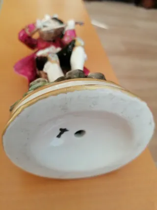 Figura antigua de porcelana músico