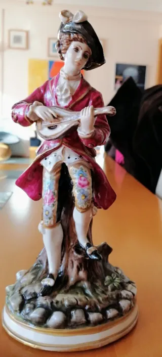 Figura antigua de porcelana músico