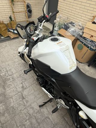 Suzuki GSR 750 Blanca - Muy pocos km, 7000 kms