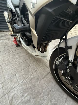 Suzuki GSR 750 Blanca - Muy pocos km, 7000 kms