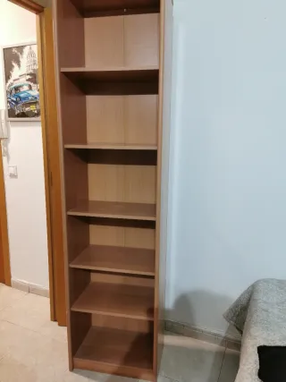 Estantería de madera marrón