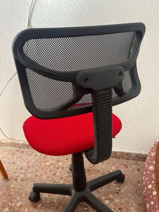 Silla de escritorio roja y negra